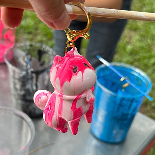 [開箱分享]12號｜粉紅頑皮柴｜流體吊飾