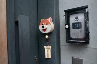 柴犬大學 按壓式實木門鈴 按按柴門鈴 風鈴 柴犬門鈴 入厝禮 木質掛飾  